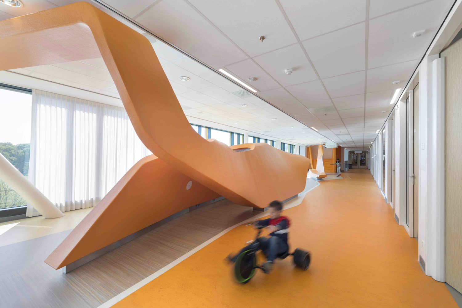 De speel- en ontmoetingsgang van het nieuwe Prinses Maxima Centrum met op de vloer bacteriostatisch CO2 neutraal Marmoleum van Forbo Flooring De speel- en ontmoetingsgang van het nieuwe Prinses Maxima Centrum met op de vloer bacteriostatisch CO2 neutraal Marmoleum van Forbo Flooring