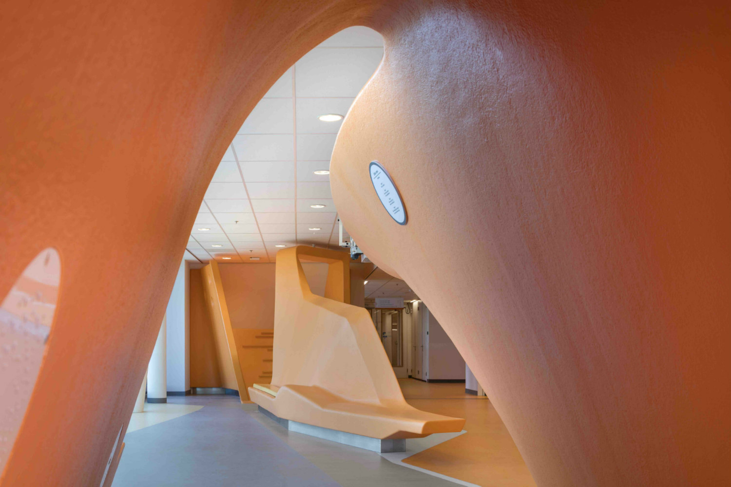 Fraaie vormen net als de Marmoleumvloer van Forbo Flooring in de merkkleur Oranje van het nieuwe Maxima Centrum Fraaie vormen net als de Marmoleumvloer van Forbo Flooring in de merkkleur Oranje van het nieuwe Maxima Centrum