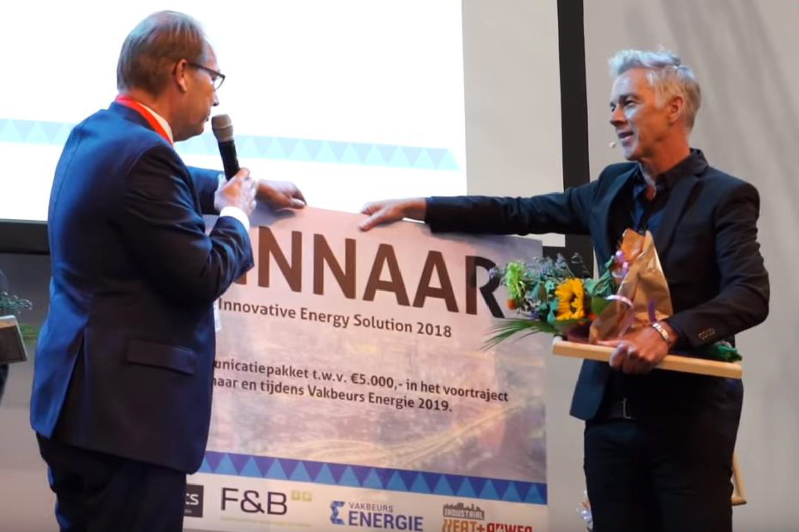 Uitreiking award aan TripleSolar-directeur Cees Mager Uitreiking award aan TripleSolar-directeur Cees Mager