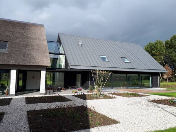 Villa Dubbeldam – een hoog ambachtelijk karakter met NedZink Nova Roevensysteem