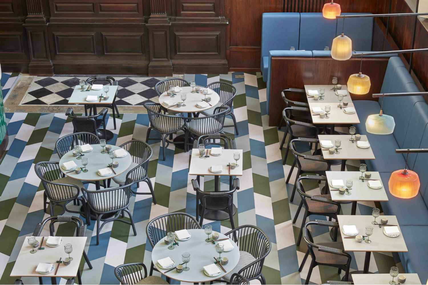 Bovenaanzicht van de superduurzame Marmoleumvloer van Forbo Flooring en het fraaie Duddells restaurant dat gehuisvest is in een oude kerk Bovenaanzicht van de superduurzame Marmoleumvloer van Forbo Flooring en het fraaie Duddells restaurant dat gehuisvest is in een oude kerk