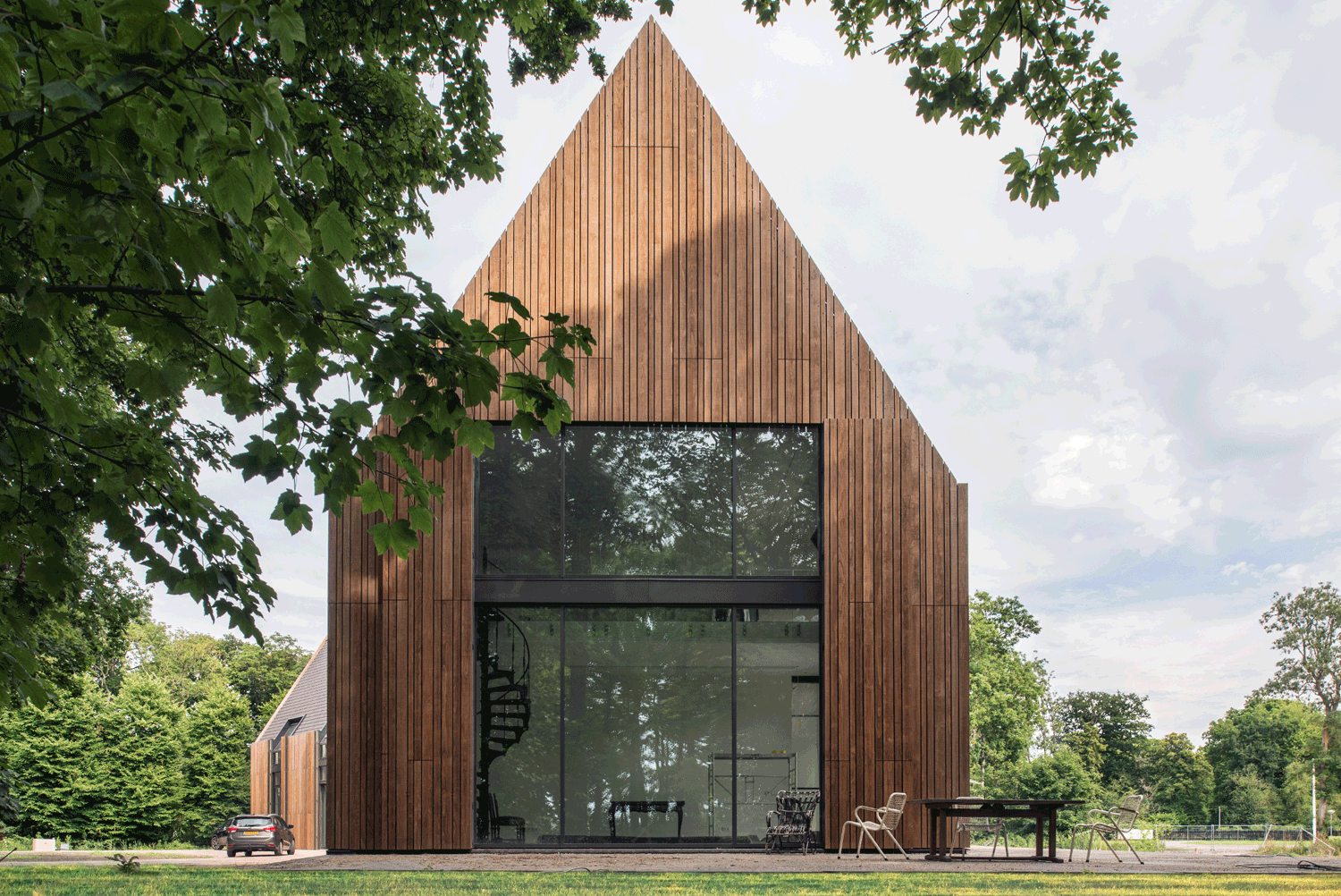 hoog huis met puntdak en houten gevel