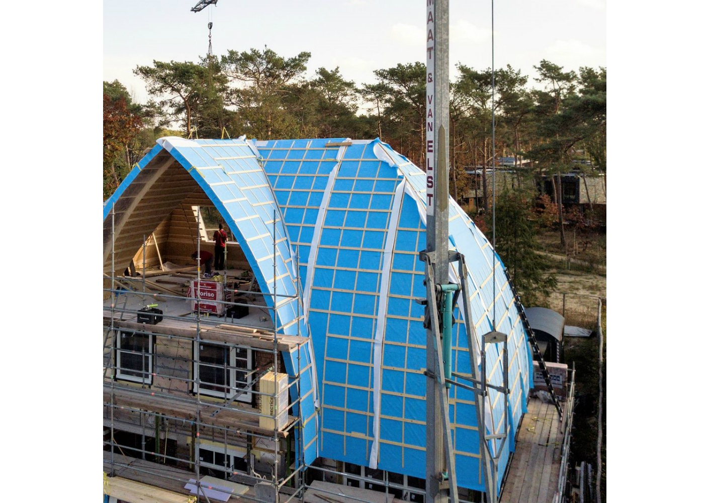 RondDak-sporenkap-elementen voor getoogde daken, montage op de bouwplaats RondDak-sporenkap-elementen voor getoogde daken, montage op de bouwplaats