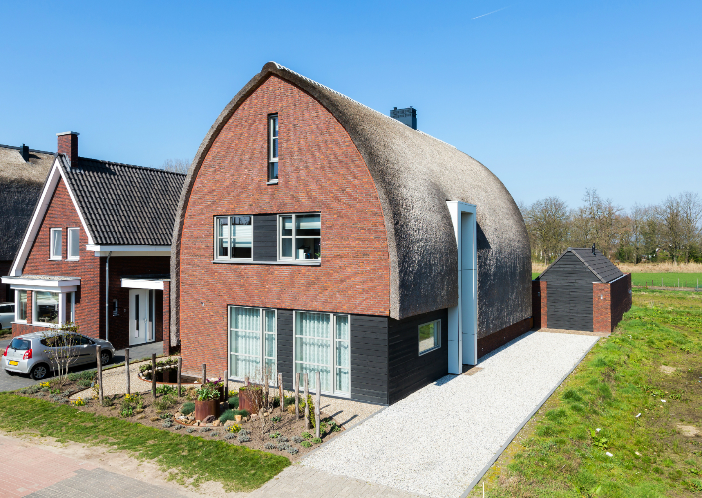 RondDak-sporenkap-elementen voor getoogde daken met riet RondDak-sporenkap-elementen voor getoogde daken met riet
