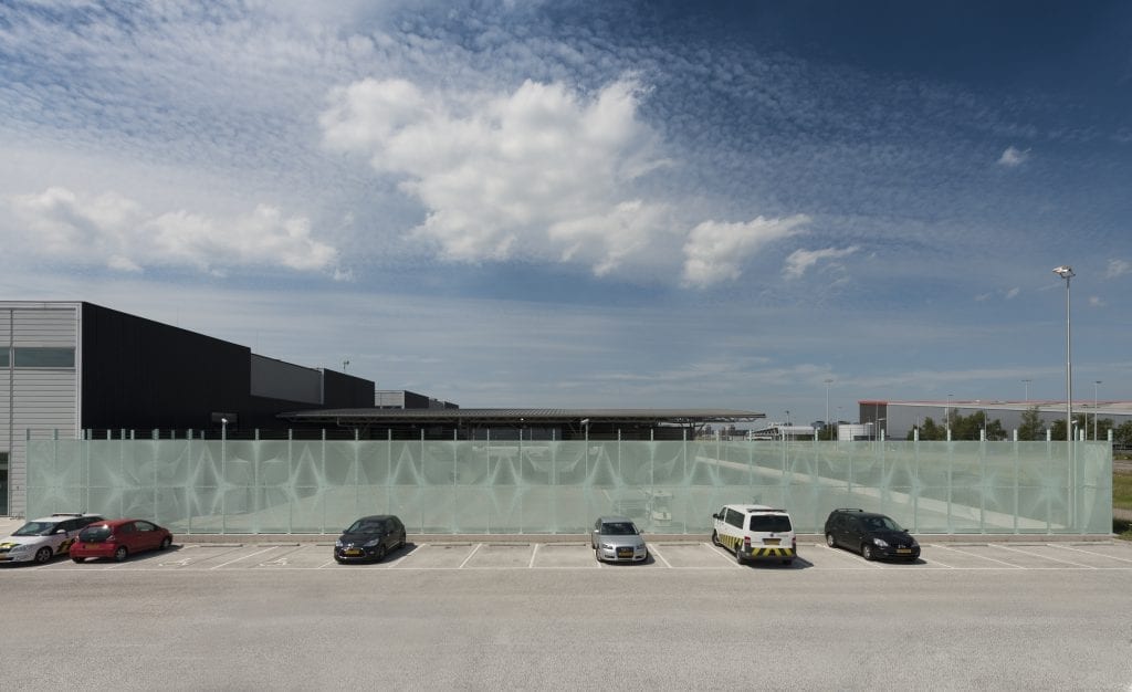 Heras ontwikkelt uniek en artistiek hekwerk voor Schiphol SmartGate Cargo Heras ontwikkelt uniek en artistiek hekwerk voor Schiphol SmartGate Cargo