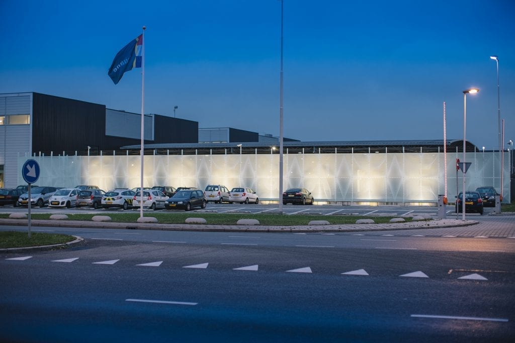 Heras ontwikkelt uniek en artistiek hekwerk voor Schiphol SmartGate Cargo Heras ontwikkelt uniek en artistiek hekwerk voor Schiphol SmartGate Cargo