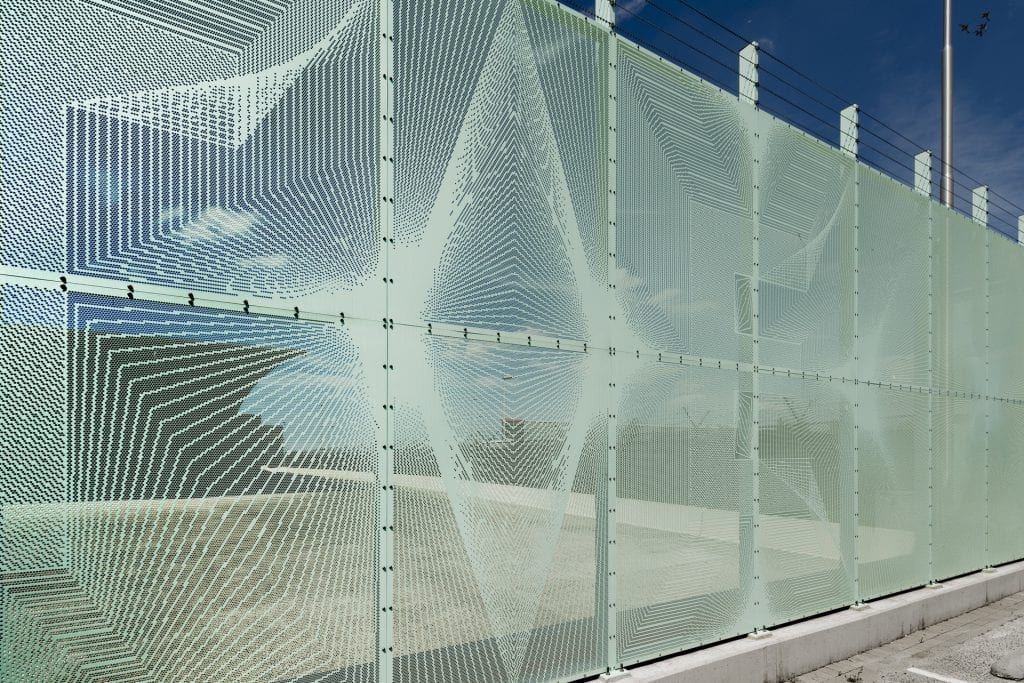 Heras ontwikkelt uniek en artistiek hekwerk voor Schiphol SmartGate Cargo Heras ontwikkelt uniek en artistiek hekwerk voor Schiphol SmartGate Cargo