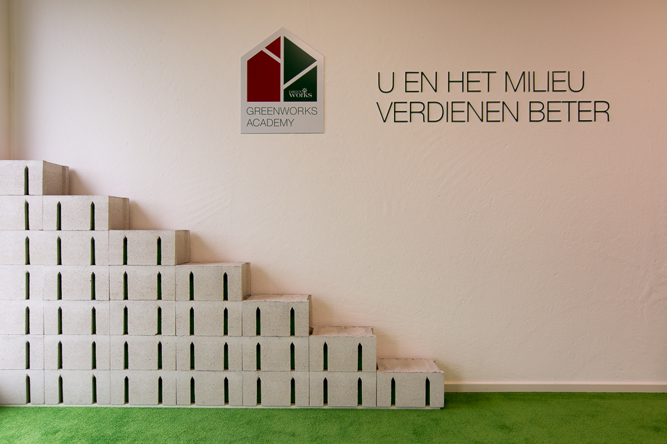 Blokken tegen muur met tekst u en het milieu verdienen beter