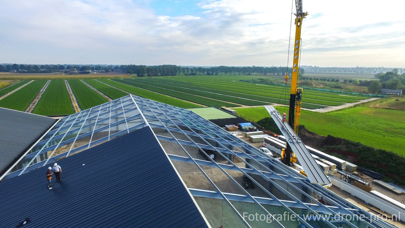 Ondagrip® geïsoleerde sandwichpanelen Nieuwe Ondagrip® geïsoleerde sandwichpanelen voor agrarische gebouwen zijn voorzien van een unieke matte coating. Deze geeft het dak een natuurlijke uitstraling die past in een landelijke omgeving