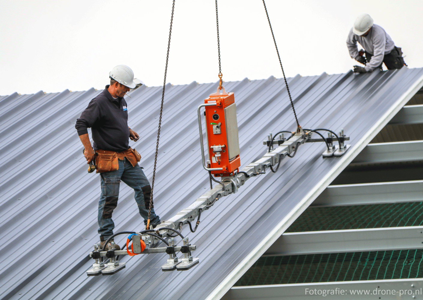 Ondagrip® geïsoleerde sandwichpanelen Anti-slip coating op Ondagrip® geïsoleerde sandwichpanelen zorgt voor extra grip zodat monteren snel en veilig verloopt