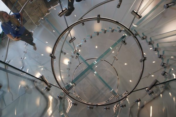 Glazen spiraaltrap (foto Dj Walker-Morgan op FlickR)