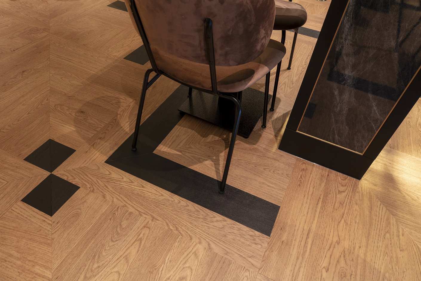 Simply Fish: detail Allura Wood vloer van Forbo Flooring. Foto: Michael van Oosten Simply Fish: detail Allura Wood vloer van Forbo Flooring. Foto: Michael van Oosten