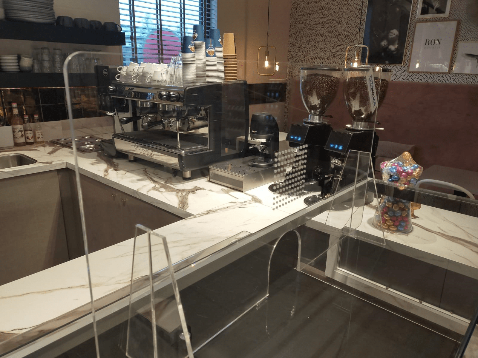 Afschermkap Plexiglas 5mm Met Luik Afschermkap Plexiglas 5mm Met Luik