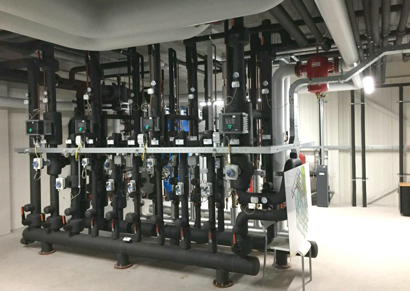 Bij Penn Color in Venray zijn maar liefst 11 van de hoog energie-efficiënte Wilo-Stratos MAXO pompen ingezet Bij Penn Color in Venray zijn maar liefst 11 van de hoog energie-efficiënte Wilo-Stratos MAXO pompen ingezet