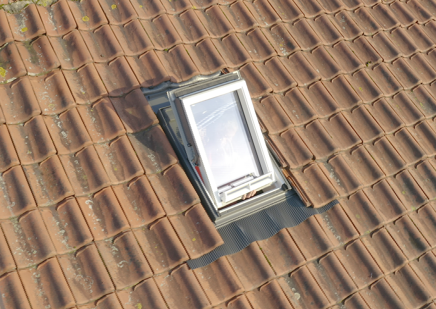 Het VELUX dakraam van gereclaimed hout, gemonteerd Het VELUX dakraam van gereclaimed hout, gemonteerd