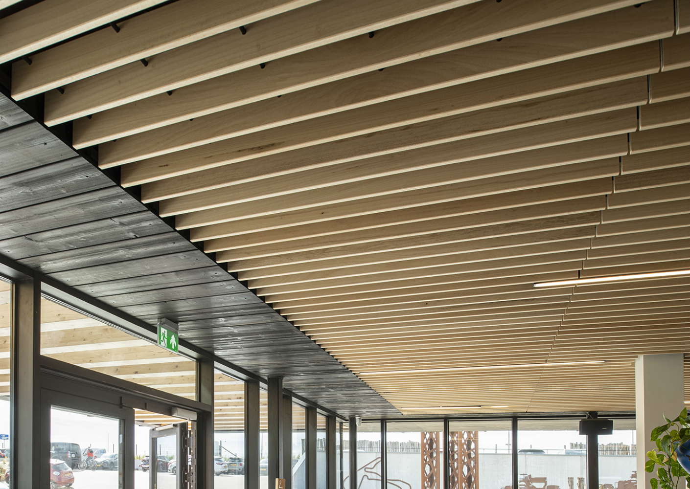 Natuurlijk massief houten plafond geeft unieke uitstraling bij vakantiepark Qurios Natuurlijk massief houten plafond geeft unieke uitstraling bij vakantiepark Qurios