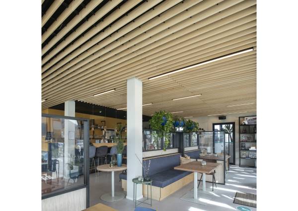 Natuurlijk massief houten plafond geeft unieke uitstraling bij vakantiepark Qurios 