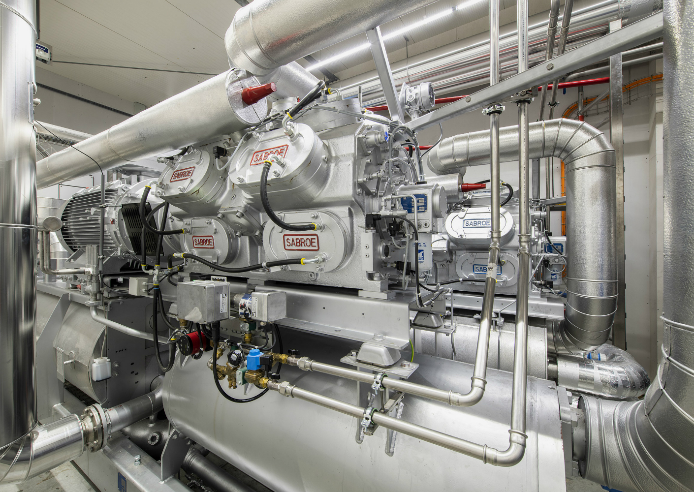Innovatieve compacte industriële warmtepomp met waterkoeler produceert gelijktijdig heet en koud water Innovatieve compacte industriële warmtepomp met waterkoeler produceert gelijktijdig heet en koud water