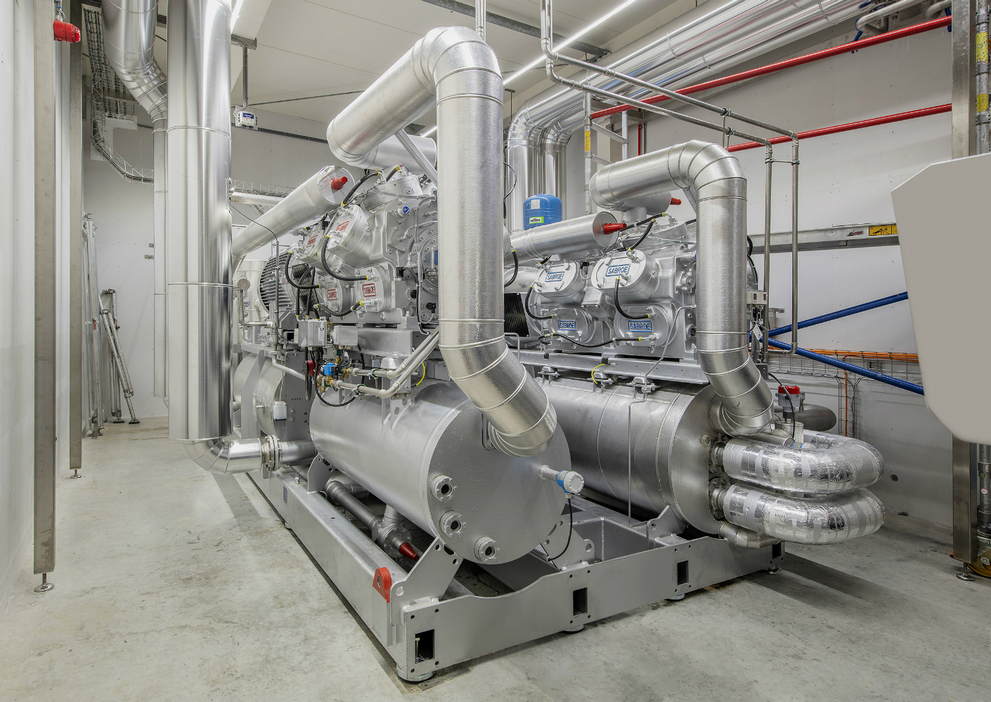 Innovatieve compacte industriële warmtepomp met waterkoeler produceert gelijktijdig heet en koud water Innovatieve compacte industriële warmtepomp met waterkoeler produceert gelijktijdig heet en koud water
