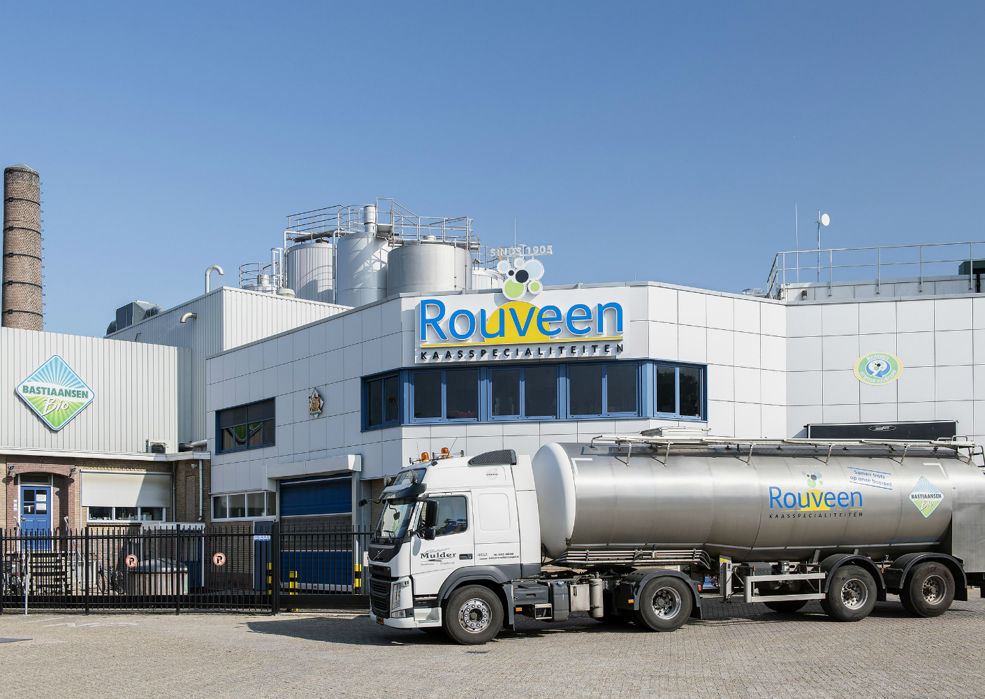 Innovatieve compacte industriële warmtepomp met waterkoeler produceert gelijktijdig heet en koud water Innovatieve compacte industriële warmtepomp met waterkoeler produceert gelijktijdig heet en koud water