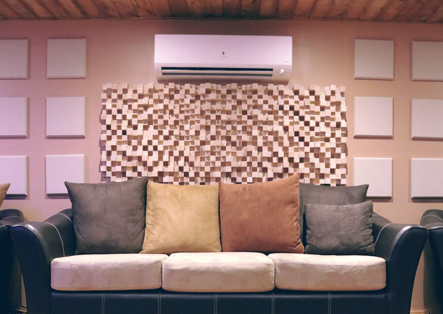 In de woonkamer kunnen akoestische panelen ook uitkomst bieden In de woonkamer kunnen akoestische panelen ook uitkomst bieden