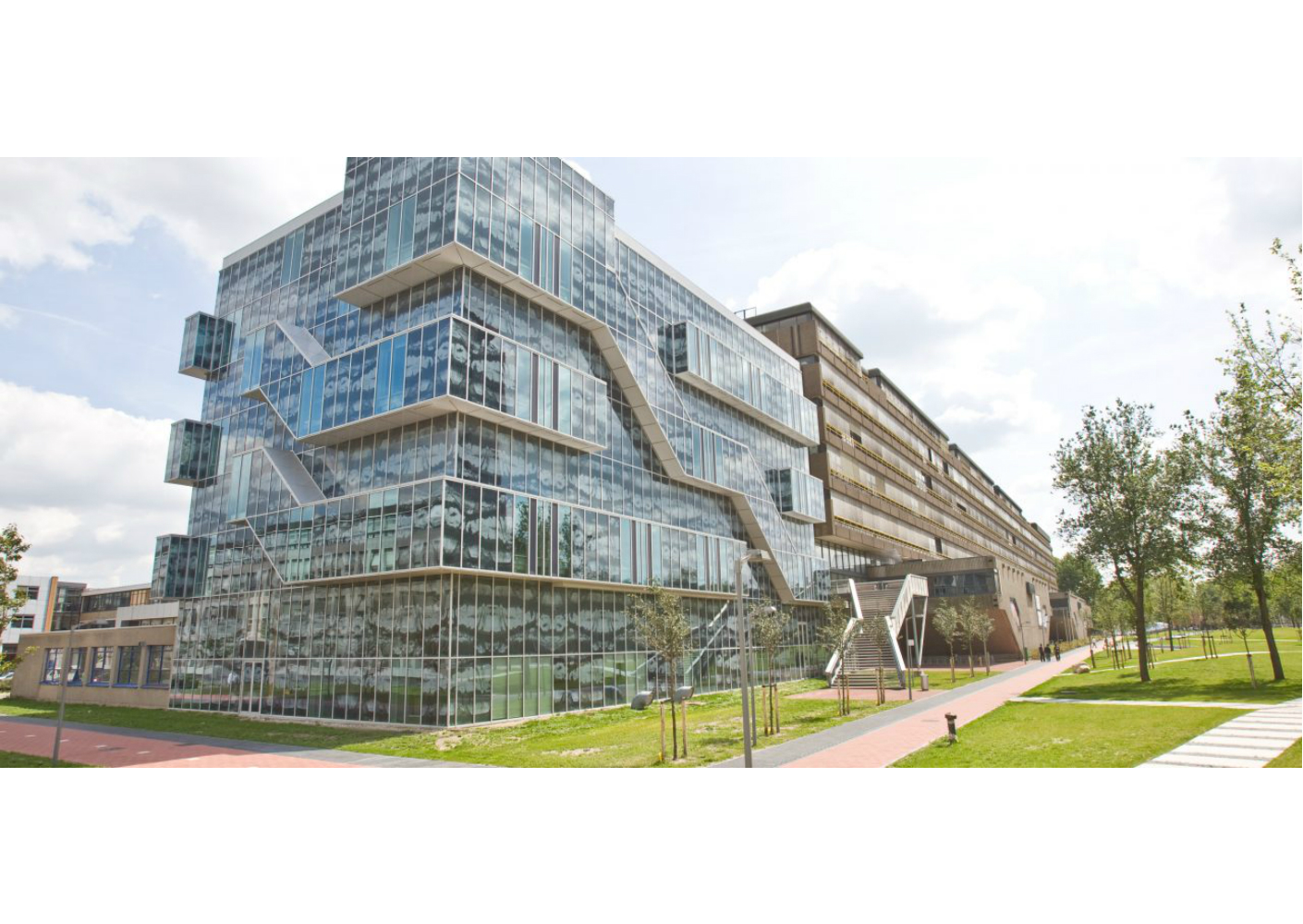 Exterieur gebouw met het brute gedeelte op rechts Exterieur gebouw met het brute gedeelte op rechts