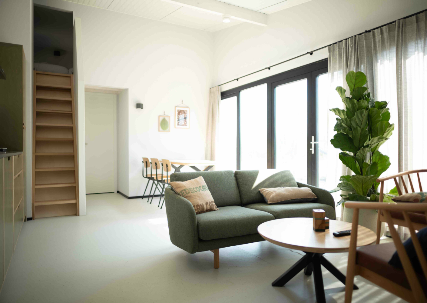 Mooi groen rustig ontwerp met duurzaam Marmoleum van Forbo Flooring op de grond Mooi groen rustig ontwerp met duurzaam Marmoleum van Forbo Flooring op de grond