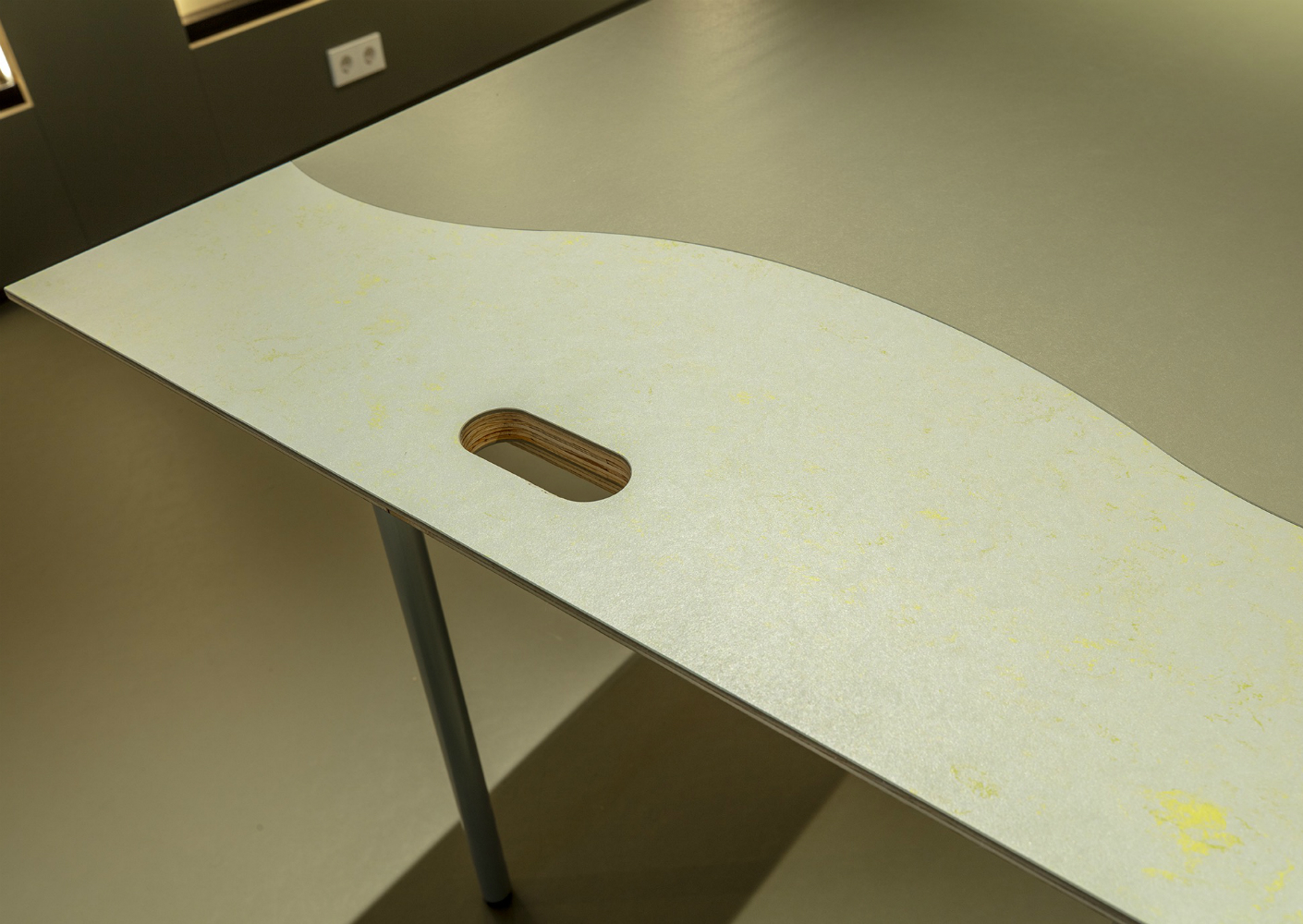 Als de tafel wordt opgeborgen, is het een deel van de wand. Het blad is dan ook net als de wand van Marmoleum in de kleuren 3355 Rosemary Green en 3736 Green Shimmer. Als de tafel wordt opgeborgen, is het een deel van de wand. Het blad is dan ook net als de wand van Marmoleum in de kleuren 3355 Rosemary Green en 3736 Green Shimmer.