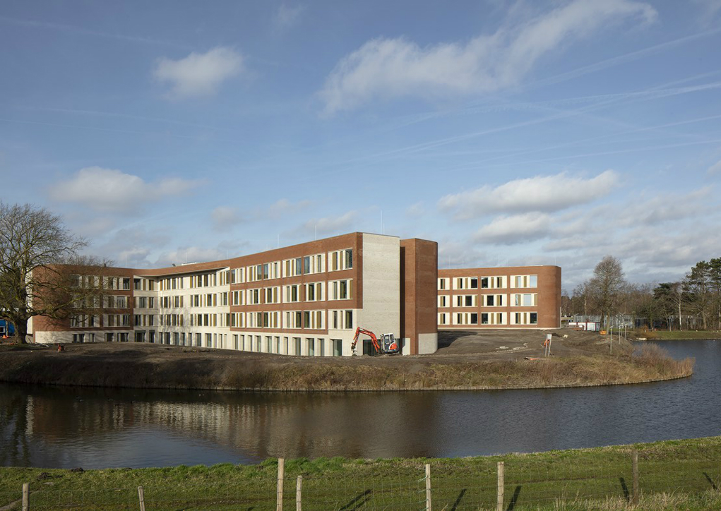 Nieuwe, open en lichte kliniek in groene omgeving Nieuwe, open en lichte kliniek in groene omgeving
