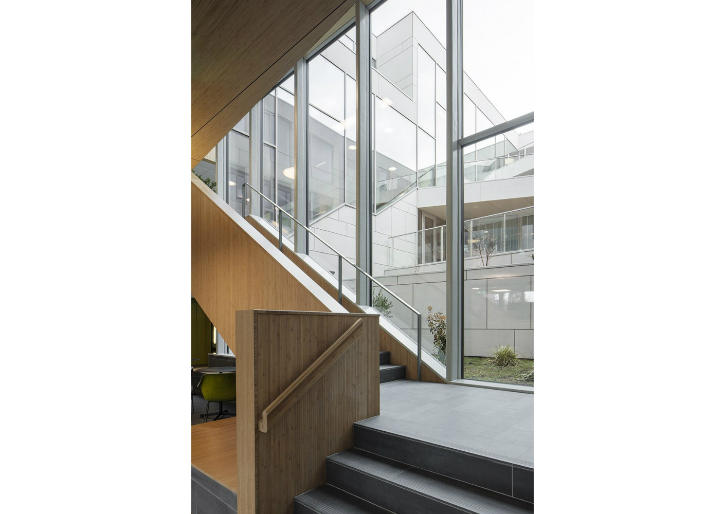 Nieuwe, open en lichte kliniek in groene omgeving Nieuwe, open en lichte kliniek in groene omgeving