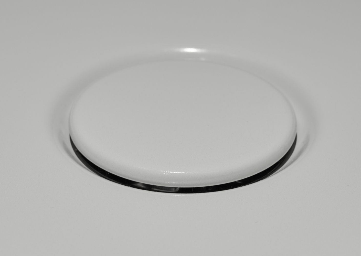 De deksel van de afvoer in dezelfde kleur als de douchevloer geleverd De deksel van de afvoer in dezelfde kleur als de douchevloer geleverd