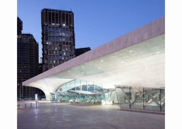 Hunter Douglas Architectural creëert een complex plafond voor Qatar Metro