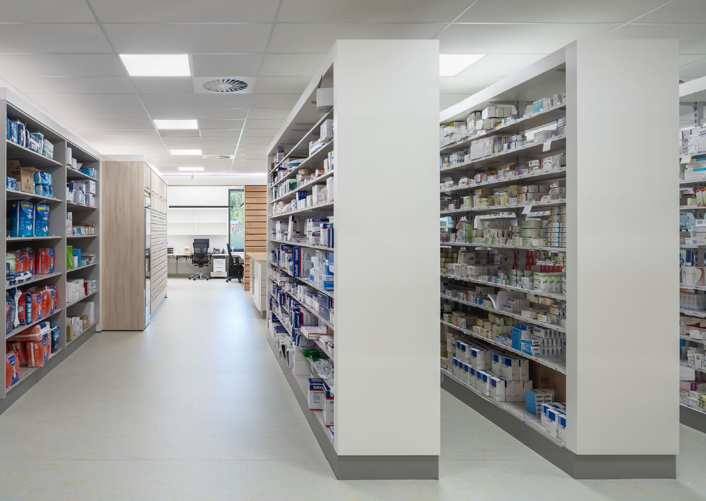 Rôner apotheek: strak en tikje futuristisch, maar toch uitnodigend Rôner apotheek: strak en tikje futuristisch, maar toch uitnodigend