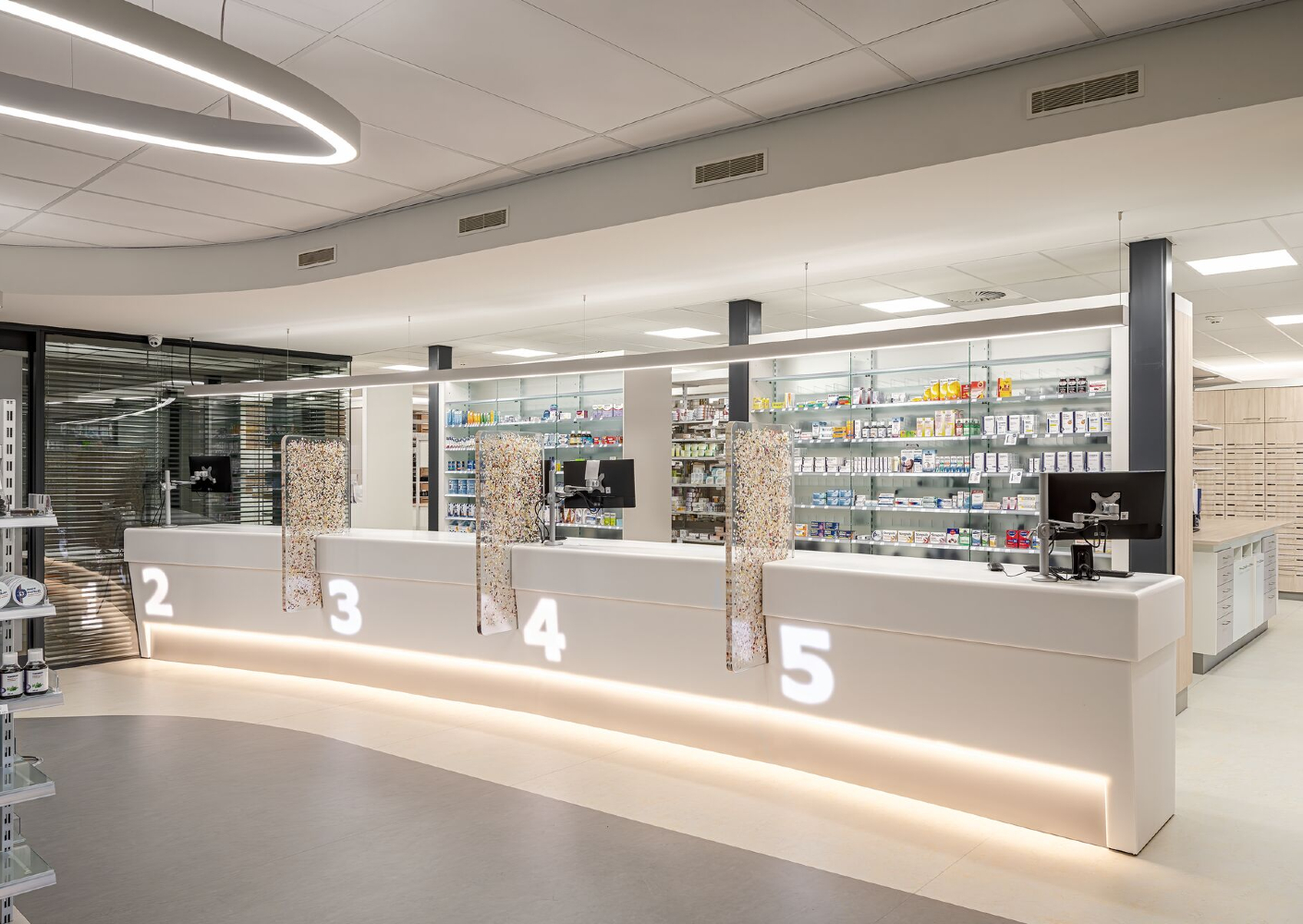 Rôner apotheek: strak en tikje futuristisch, maar toch uitnodigend Rôner apotheek: strak en tikje futuristisch, maar toch uitnodigend