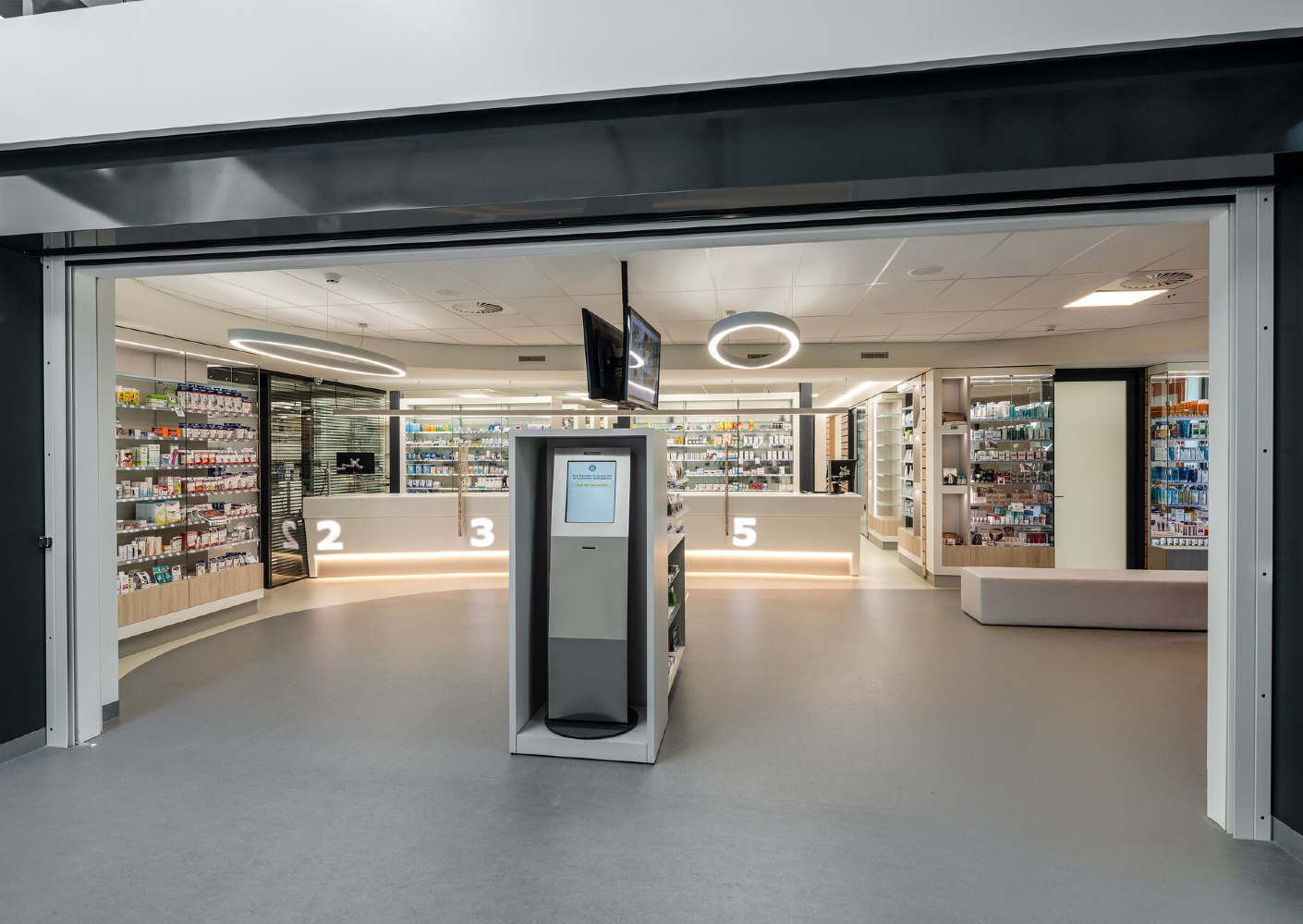 Rôner apotheek: strak en tikje futuristisch, maar toch uitnodigend Rôner apotheek: strak en tikje futuristisch, maar toch uitnodigend