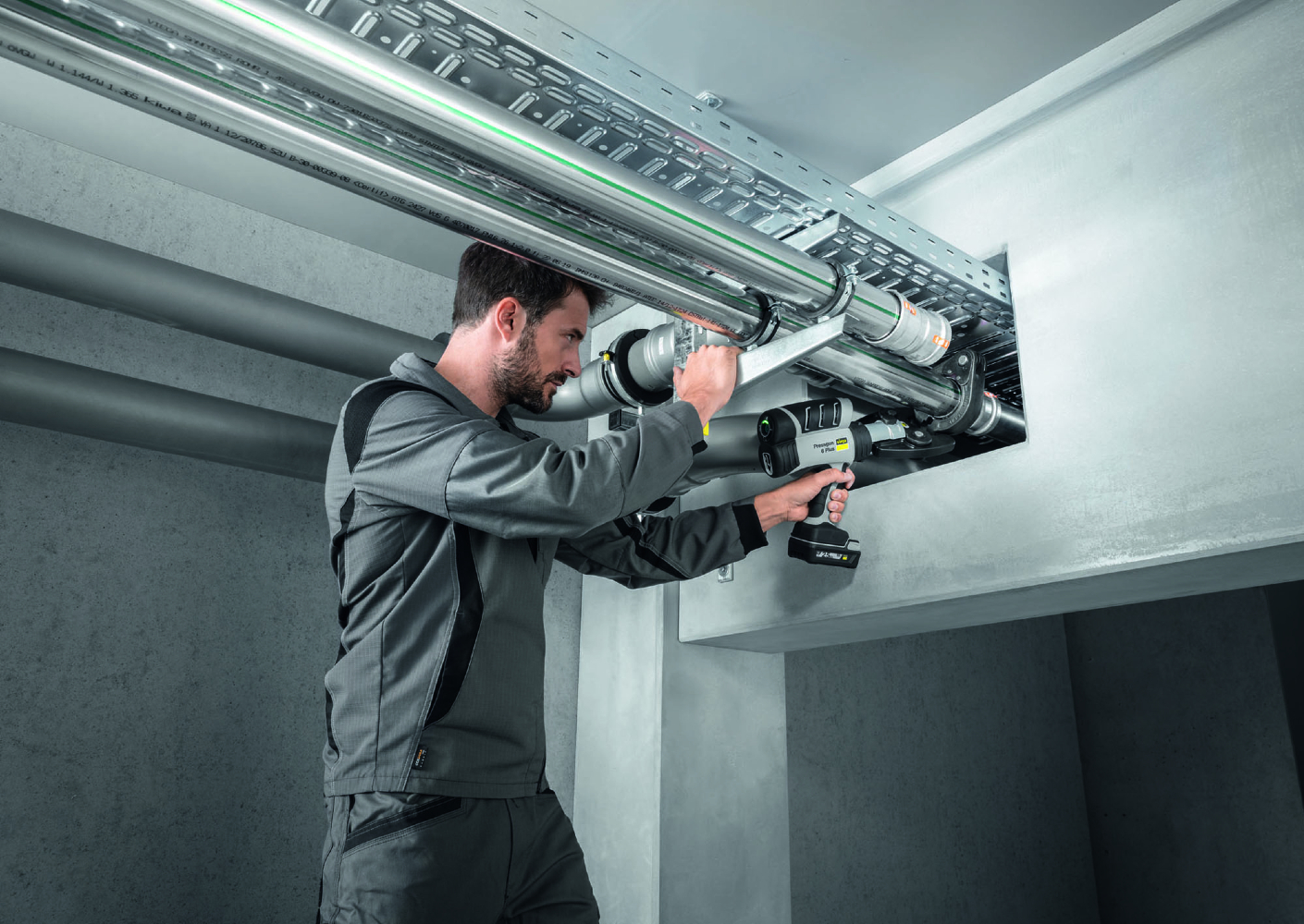 Compact, licht en rondom draaibare kop – de Pressgun 6 Plus is de ideale persmachine voor meer comfort op de bouwplaats (Foto: Viega).