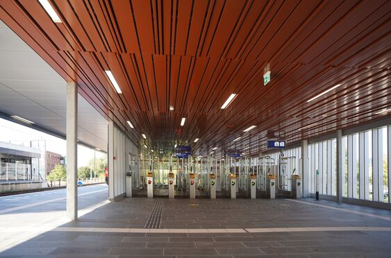 "Vliegend tapijt" van BXD multipaneelsysteem wijst reizigers de weg op station Rotterdam Alexander