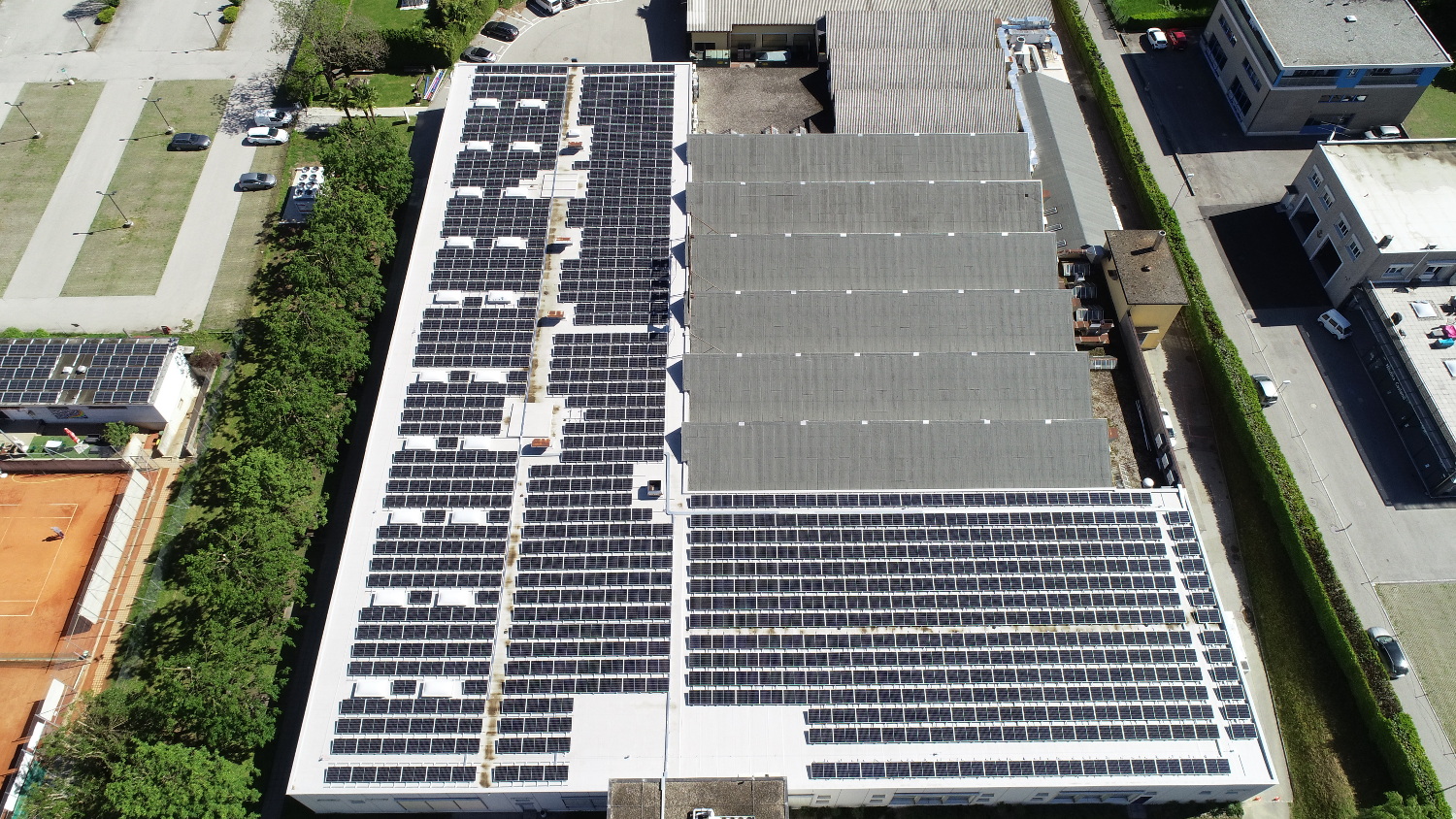 Bally koos voor een RENOLIT dakafdichting voor de renovatie van het hoofdkantoor in Caslano, in het kanton Ticino