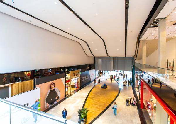 Mall of the Netherlands: Eleganza™ van Knauf Ceiling Solutions, de perfecte balans tussen zicht en geluid, schoonheid en prestatie. Foto: MVL Media Groep
