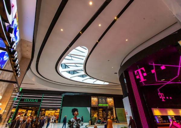 Mall of the Netherlands: Eleganza™ van Knauf Ceiling Solutions, de perfecte balans tussen zicht en geluid, schoonheid en prestatie. Foto: MVL Media Groep