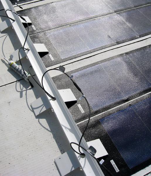 Een ENERGIEDAK van Leven op Daken, amorf PV zonnepaneel