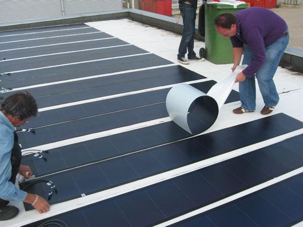 Een ENERGIEDAK van Leven op Daken, amorf PV zonnepaneel