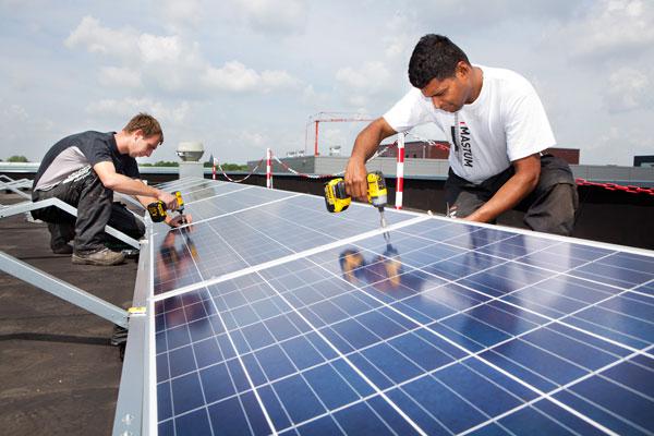 Een ENERGIEDAK van Leven op Daken, kristallijn PV zonnepanelen
