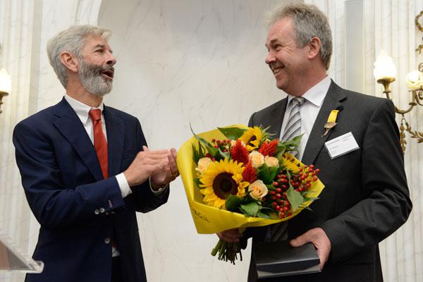 Minister Plasterk reikt Duurzaam Lintje uit aan Ton Willemsen