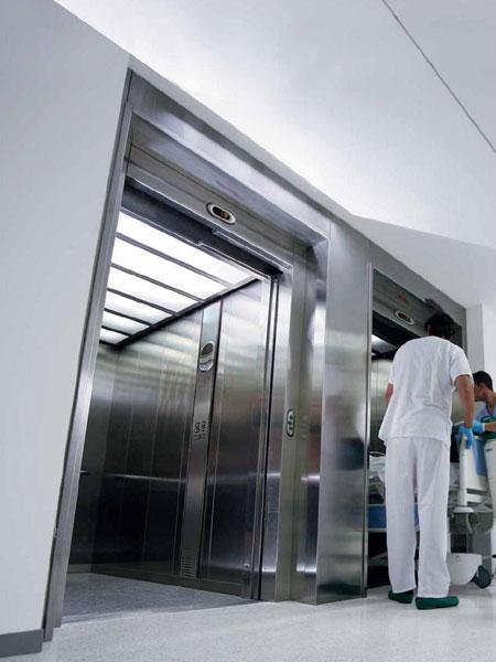 Liften met machinekamer, ontworpen voor zorginstellingen
