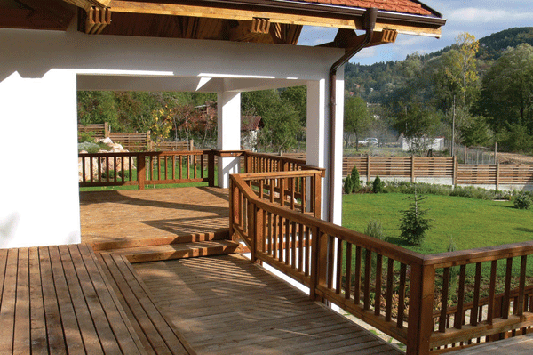Veranda en balustrade van WaxedWood Bruin - verduurzaamd hout met een natuurlijke bruine uitstraling