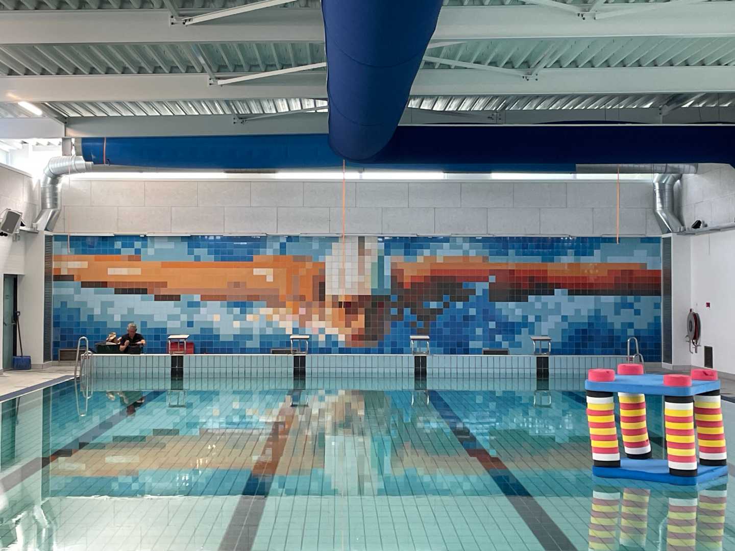 Zwembad met gekleurde tegels aan muur