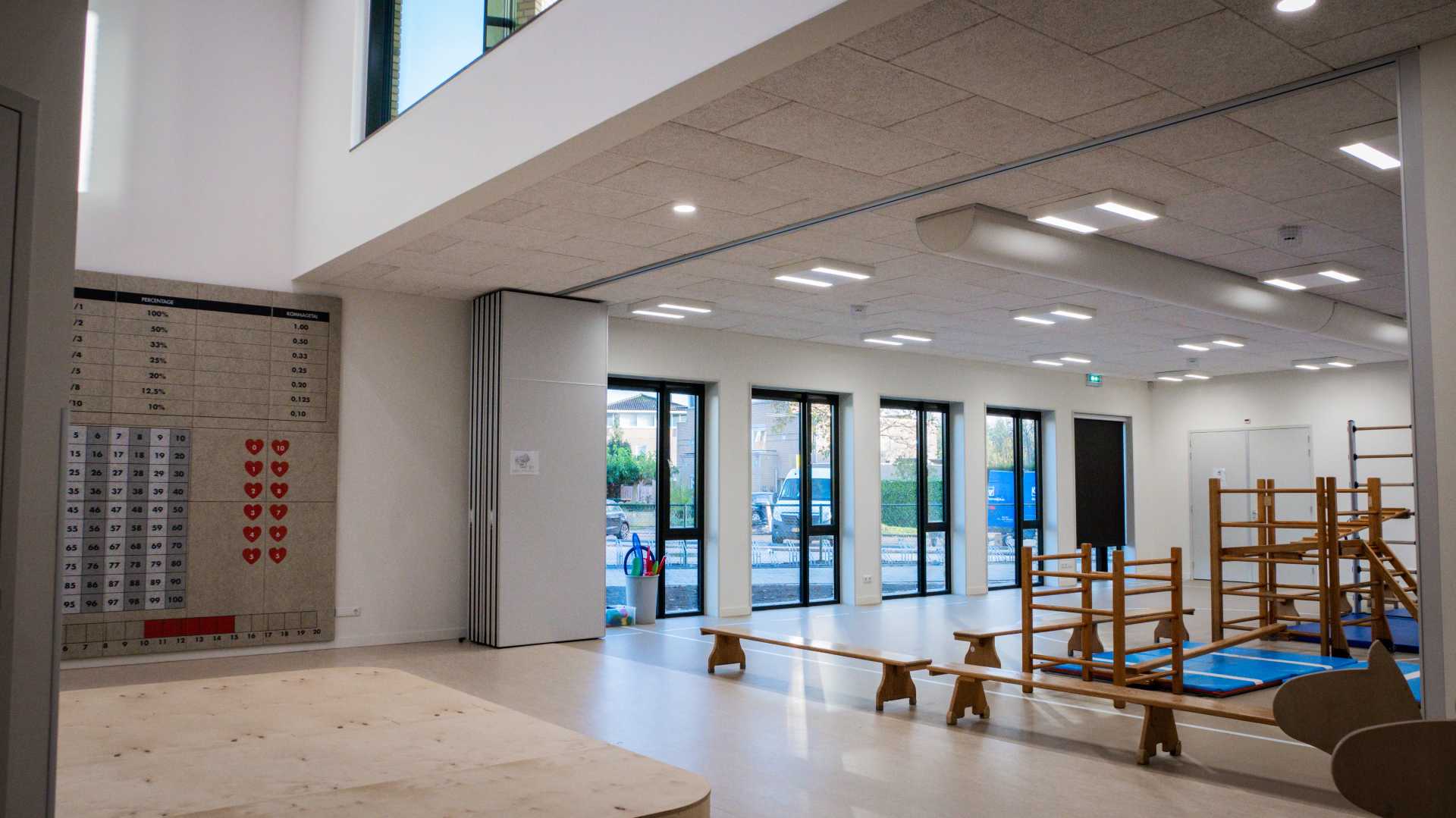 Gymzaal met openstaand scheidingswand