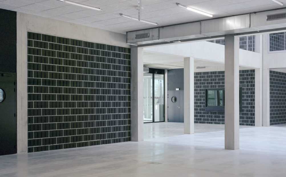 Bedrijfsgang met akoestisch pleister