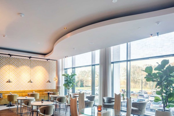 Van der Valk biedt hotels met luxekamers en suites, sfeervolle restaurants, moderne boardrooms en mooie (wellness)zwembaden. Hier spelen akoestiek en design natuurlijk een belangrijke rol. Eleganza van Knauf Ceiling Solutions is de oplossing